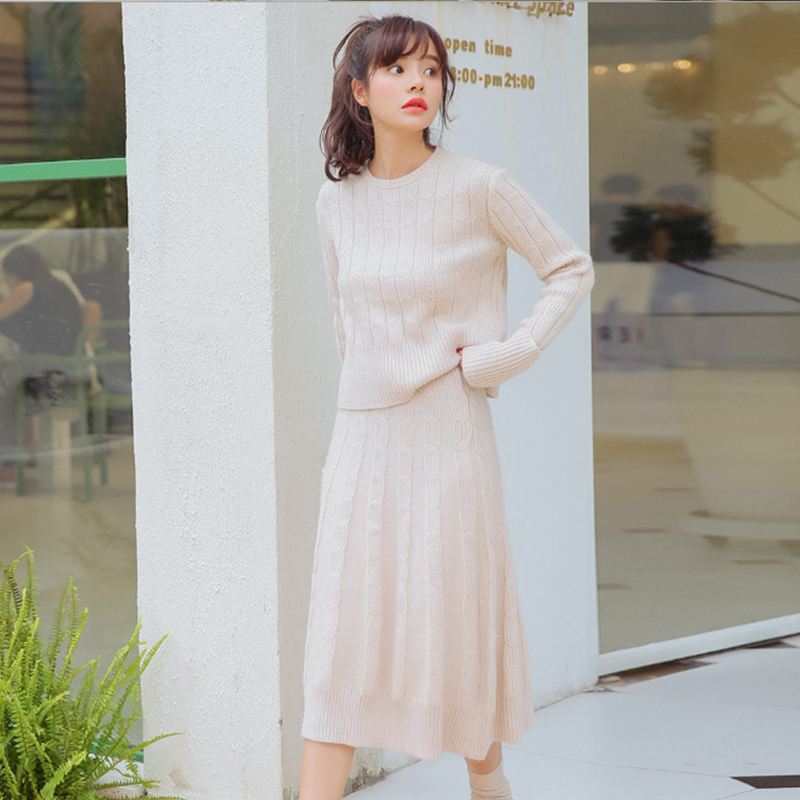 The new Korean autumn/winter 2019 model is a foreign style circular collar pullover sweater + knitted skirt