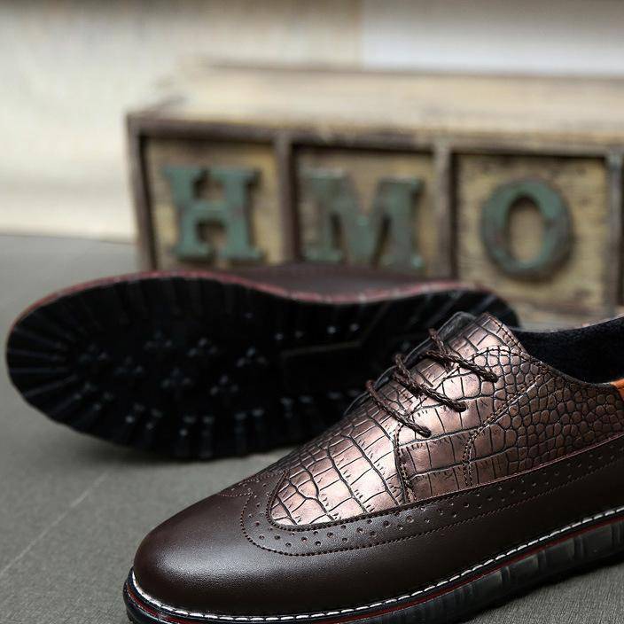 Spring 2019 new fashion shoes British youth casual shoes brock carved snakeskin moccasins men's board shoes