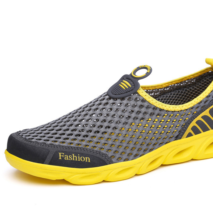 A pair of breathable hollow-out mesh sneakers with a pair of loggerhead shoes
