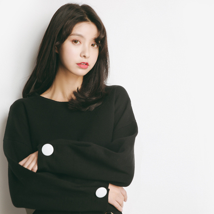 The new Korean autumn 2019 pure color circular neck pullover sweater for women is a loose sweater with a hair replacement top